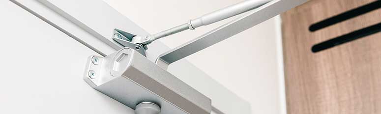 Surface-mounted door closer